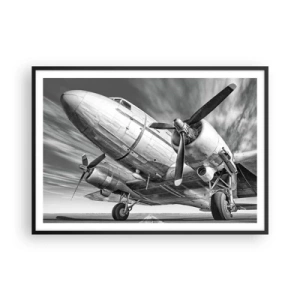 Poster in cornice nera - Immagine in bianco e nero di un aereo classico con dettagli strutturali visibili. - 100x70cm - Sempre pronto al volo - Decorazione murale moderna per soggiorno e camera da letto ARTTOR