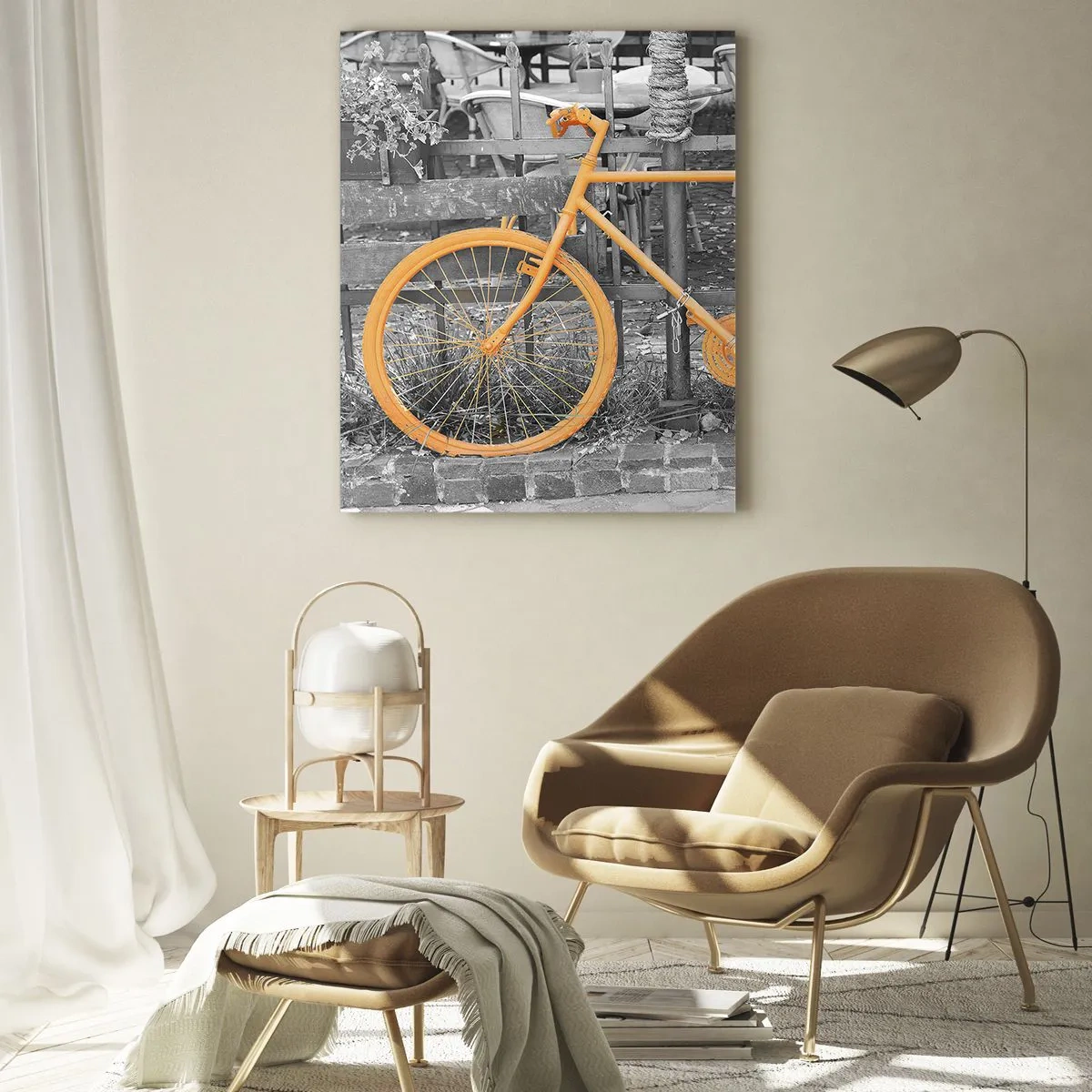Quadro su vetro - Fotografia artistica di una bicicletta gialla su uno sfondo bianco e nero - 70x100cm - Vai, ti aspetto qui - Decorazione murale moderna per soggiorno e camera da letto ARTTOR
