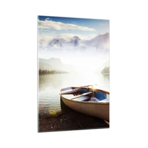 Quadro su vetro - Una barca sulla riva di un lago con vista sulle montagne al mattino - 80x120cm - Sull'acqua grande e pura - Decorazione murale moderna per soggiorno e camera da letto ARTTOR