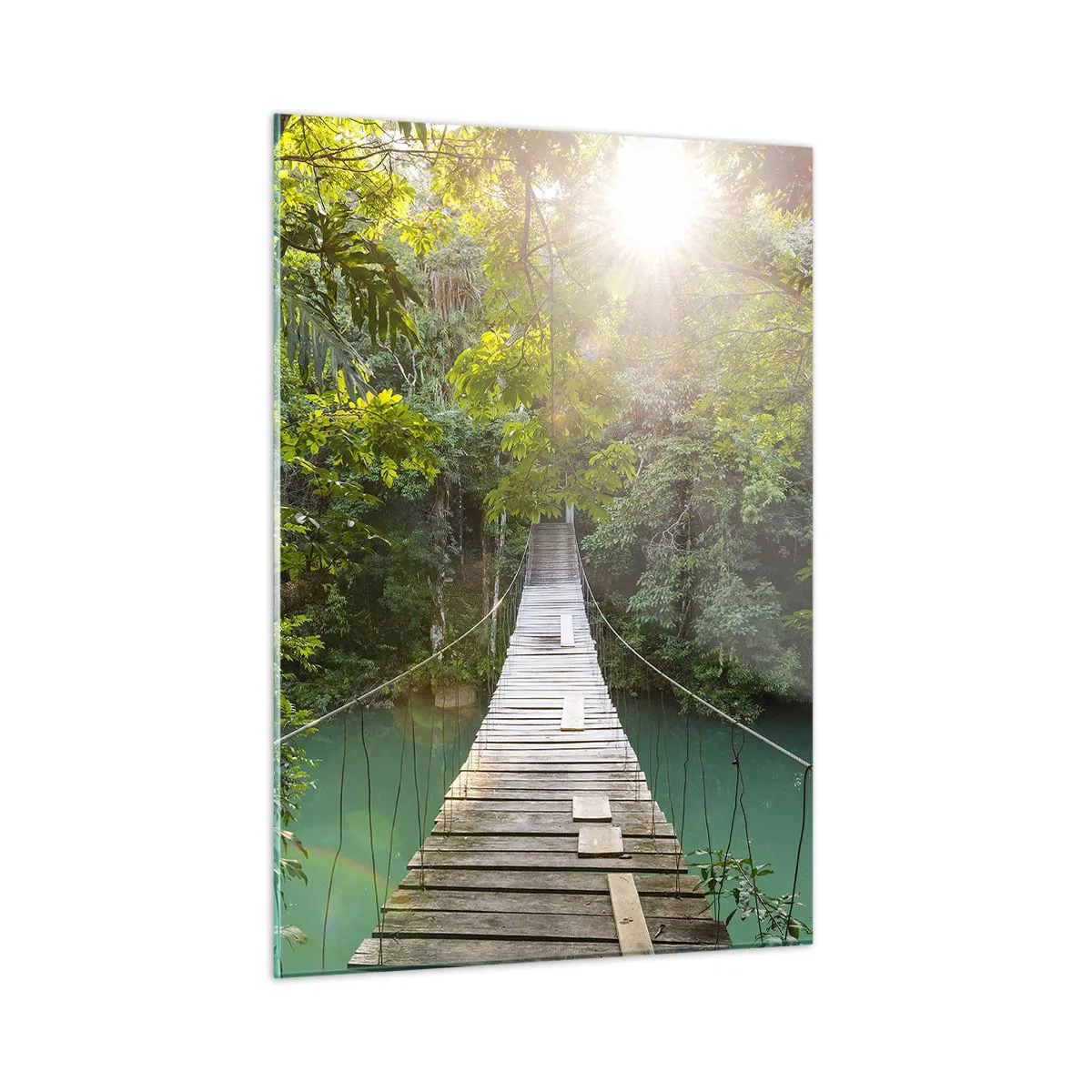 Quadro su vetro - Un ponte sospeso in una foresta tropicale illuminato dalla luce del sole. - 50x70cm - Sull'acqua azzurra verso il bosco azzurro - Decorazione murale moderna per soggiorno e camera da letto ARTTOR