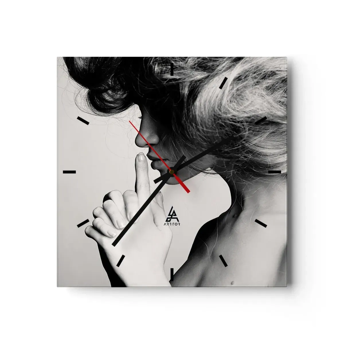 Orologio da parete - Orologio in Vetro - Profilo in bianco e nero di una donna che fa un gesto di silenzio - 30x30cm - Ascoltando se stessa - Decorazione murale moderna per soggiorno e camera da letto ARTTOR