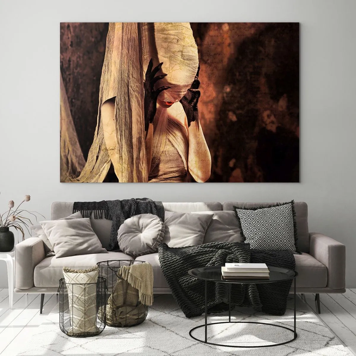 Quadro su vetro - Una donna misteriosa circondata da tessuti dorati - 100x70cm - Tra il bene e il male - Decorazione murale moderna per soggiorno e camera da letto ARTTOR