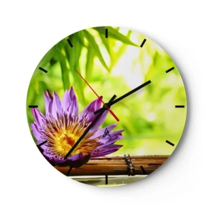 Orologio da parete - Orologio in Vetro - Fiore di loto viola su uno sfondo di bambù e verde - 30x30cm - Al sole dell'Asia - Decorazione murale moderna per soggiorno, cucina e camera da letto ARTTOR