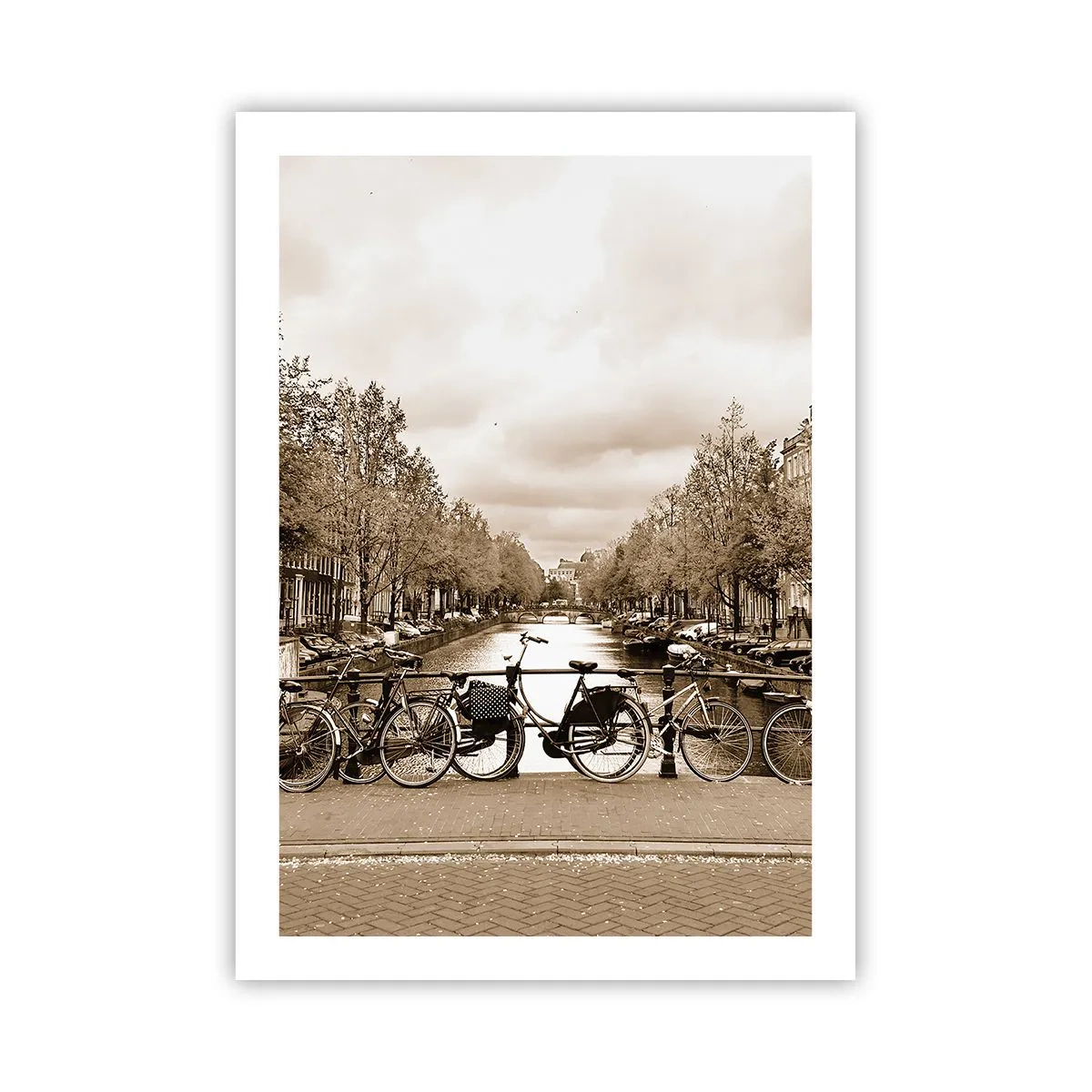 Poster - Biciclette color seppia lungo il canale - 50x70cm - Atmosfera olandese - Decorazione murale moderna per soggiorno e camera da letto ARTTOR