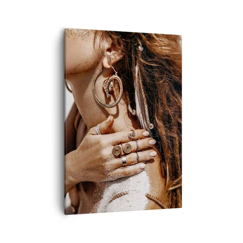 Quadro su tela - Stampe su Tela - Donna elegante con gioielli su uno sfondo di sabbia chiara - 50x70cm - Regina della spiaggia selvatica - Decorazione murale moderna per soggiorno e camera da letto ARTTOR