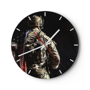 Orologio da parete - Orologio in Vetro - Un soldato in uniforme con uno zaino e una bandiera su uno sfondo scuro - 30x30cm - Proprio per questo - Decorazione murale moderna per soggiorno, cucina e camera da letto ARTTOR