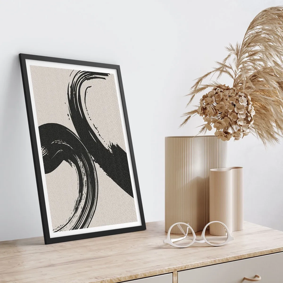 Poster in cornice nera - Pennellate dinamiche su sfondo beige - 50x70cm - Energico e circolare - Decorazione murale moderna per soggiorno e camera da letto ARTTOR