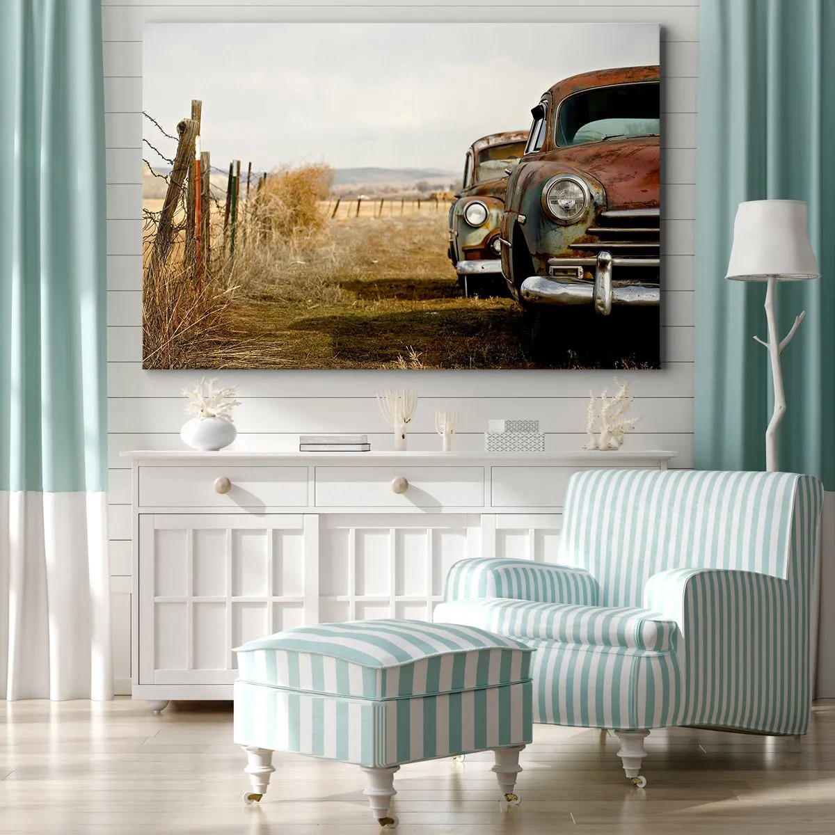 Quadro su tela - Stampe su Tela - Due vecchie auto su una strada sterrata accanto a una recinzione di legno - 70x50cm - Meritato riposo - Decorazione murale moderna per soggiorno e camera da letto ARTTOR