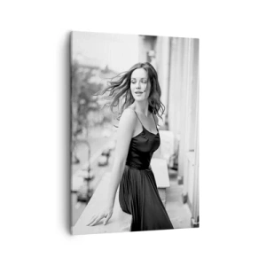Quadro su tela - Stampe su Tela - Foto in bianco e nero di una donna su un balcone - 50x70cm - Sicuramente parigina - Decorazione murale moderna per soggiorno e camera da letto ARTTOR