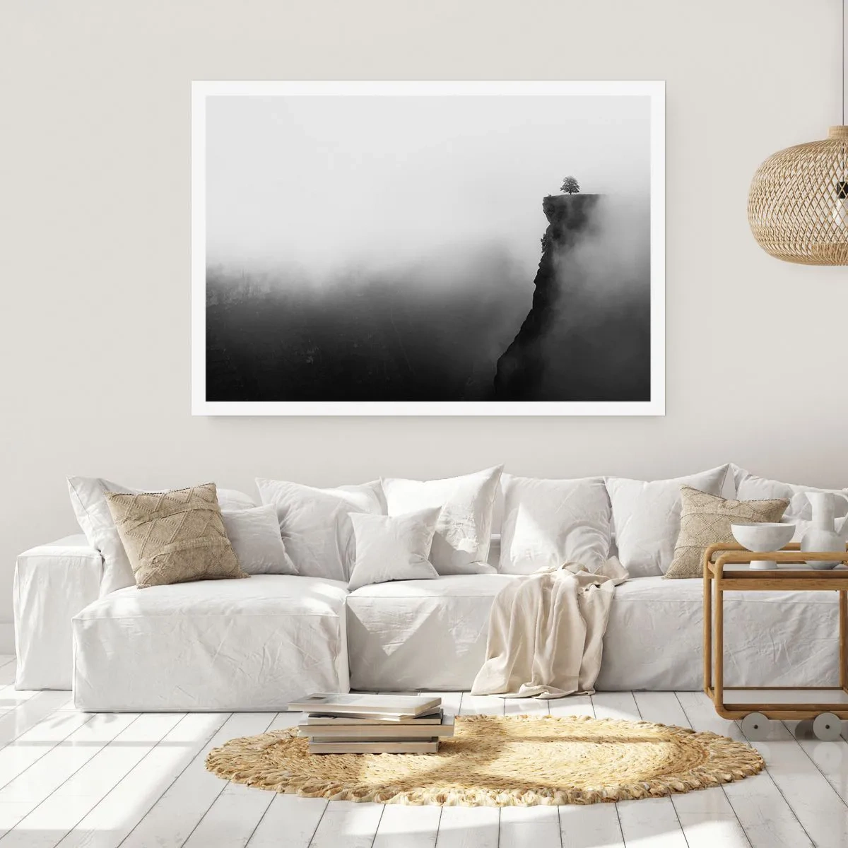 Poster - Un albero solitario sul bordo di una scogliera circondato dalla nebbia - 100x70cm - Al confine del mondo - Decorazione murale moderna per soggiorno e camera da letto ARTTOR