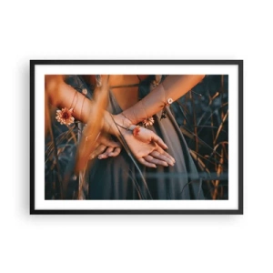 Poster in cornice nera - Mani sensuali con fiori in un ambiente naturale - 70x50cm - Legata alla natura - Decorazione murale moderna per soggiorno e camera da letto ARTTOR
