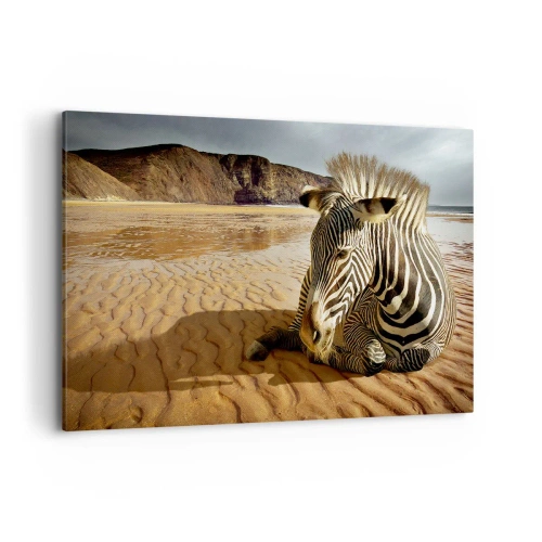 Quadro su tela - Stampe su Tela - Una zebra che riposa su una spiaggia sabbiosa con scogliere sullo sfondo. - 120x80cm - Fatti l'uno per l'altra - Decorazione murale moderna per soggiorno e camera da letto ARTTOR