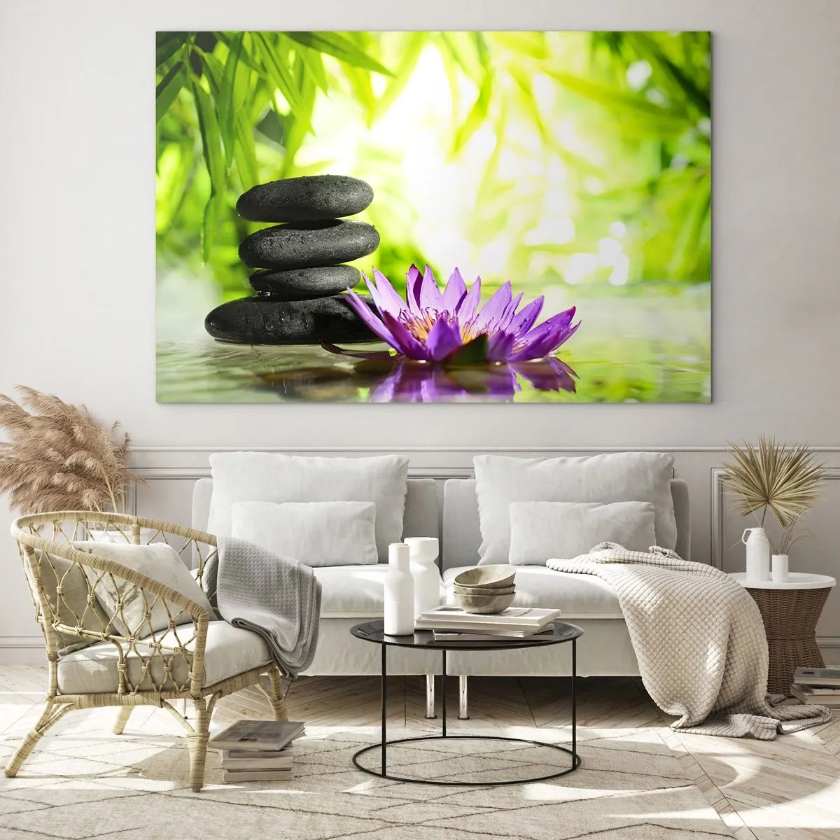 Quadro su vetro - Fiore di loto viola con pietre zen su sfondo verde - 120x80cm - In un cespuglio di bambù - Decorazione murale moderna per soggiorno e camera da letto ARTTOR