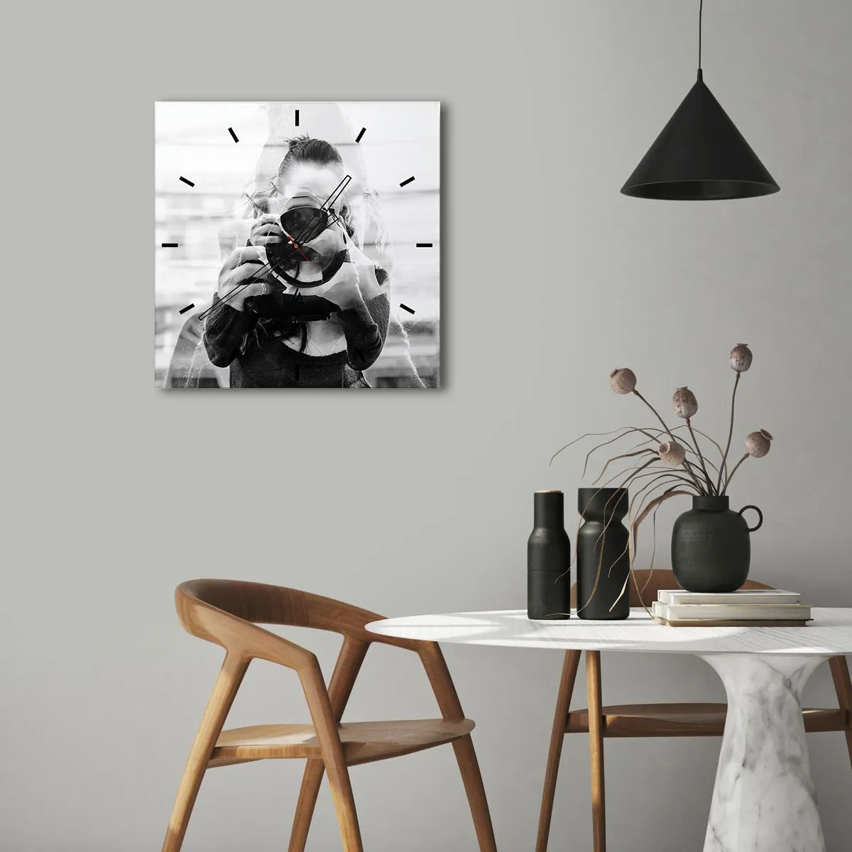 Orologio da parete - Orologio in Vetro - Ritratto in bianco e nero con doppia esposizione di un fotografo - 30x30cm - Il creatore e il materiale - Decorazione murale moderna per soggiorno e camera da letto ARTTOR