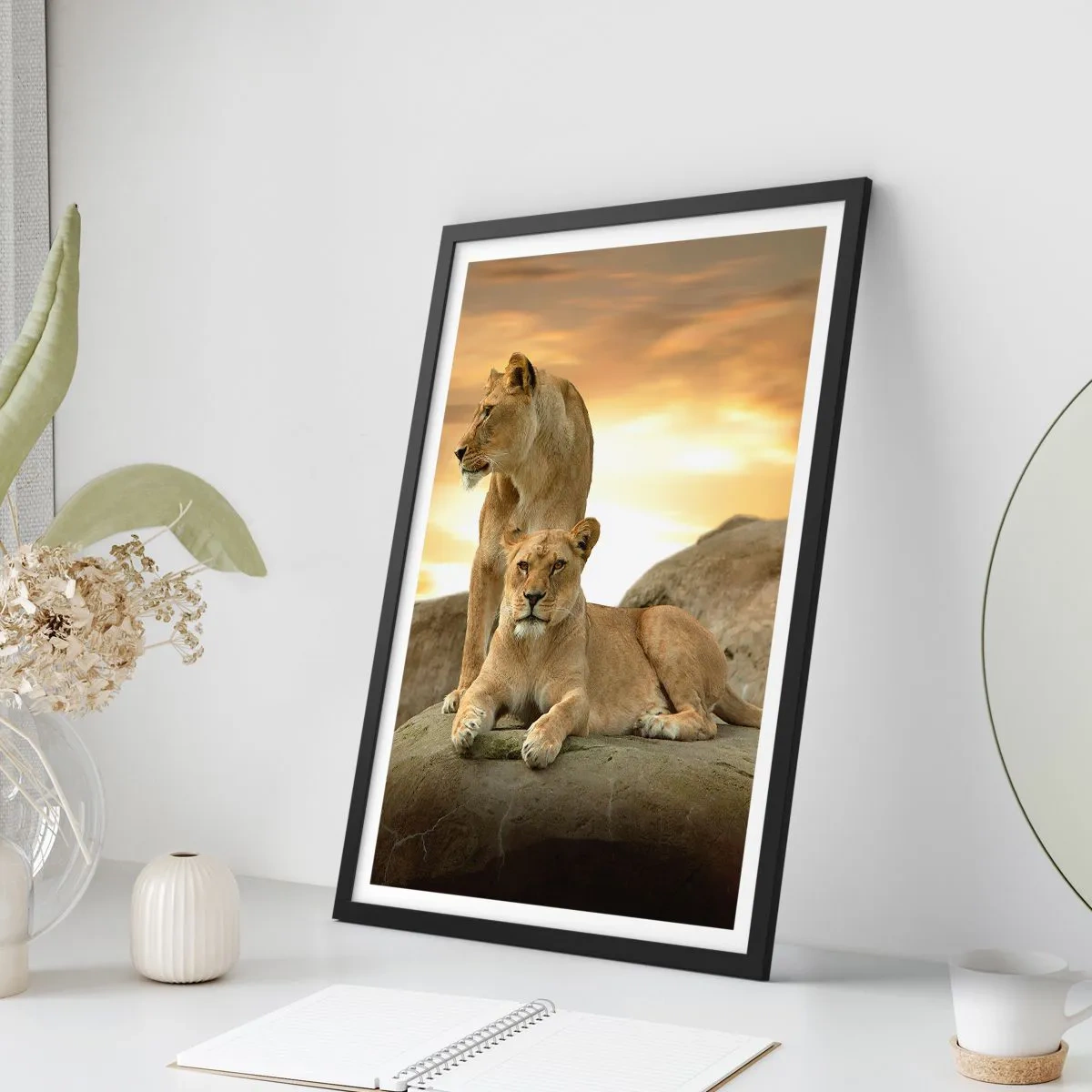 Poster in cornice nera - Due leonesse contro il sole al tramonto - 50x70cm - Maestà reale - Decorazione murale moderna per soggiorno e camera da letto ARTTOR