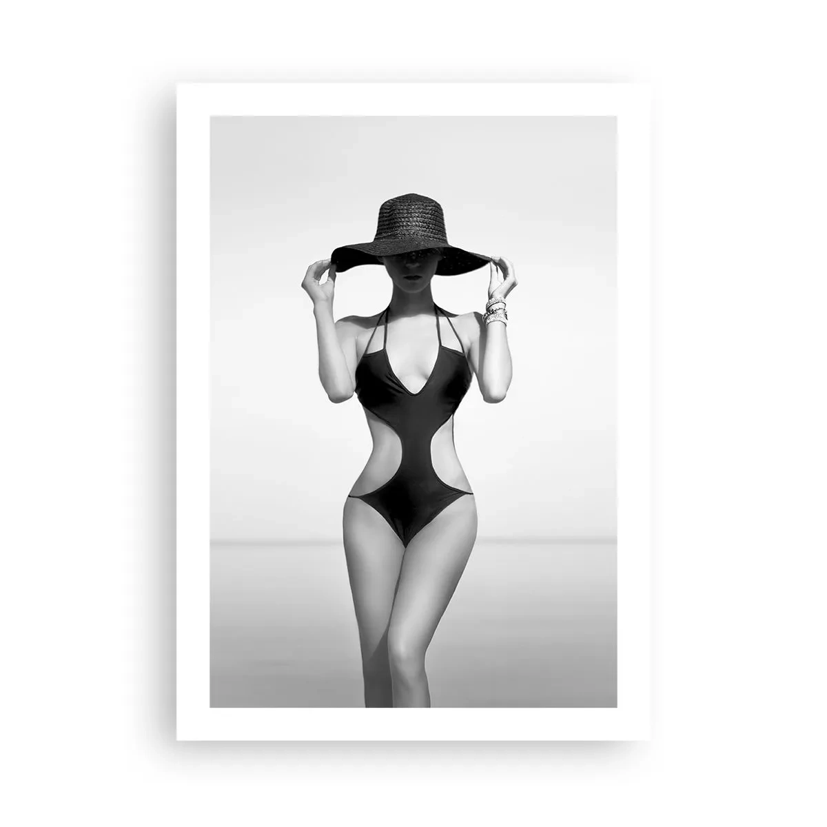 Poster - Fotografia in bianco e nero di una donna con cappello e costume da bagno - 50x70cm - Il mio nome è Eleganza - Decorazione murale moderna per soggiorno e camera da letto ARTTOR