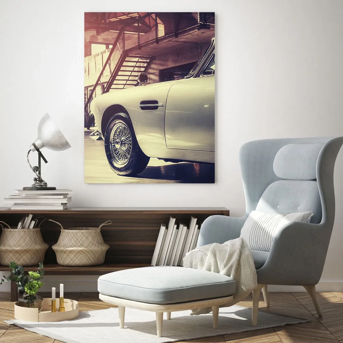 Quadro su vetro - Un'auto d'epoca in un elegante interno da garage - 50x70cm - La classicità non invecchia - Decorazione murale moderna per soggiorno e camera da letto ARTTOR