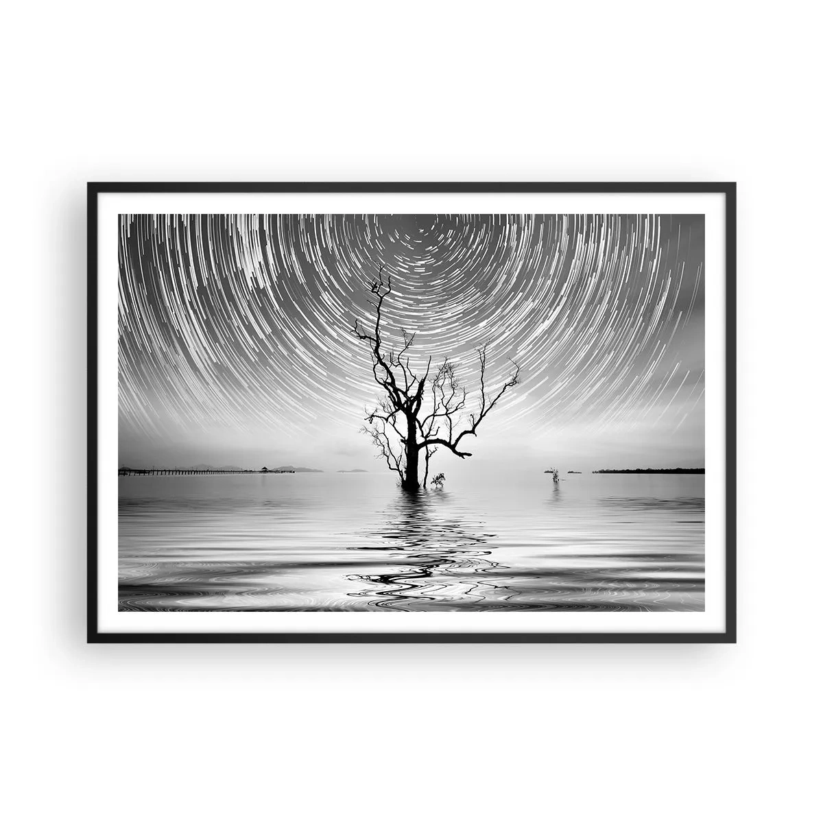 Poster in cornice nera - Un albero nell'acqua sotto un cielo notturno con stelle in movimento - 100x70cm - Sinfonia della natura - Decorazione murale moderna per soggiorno e camera da letto ARTTOR