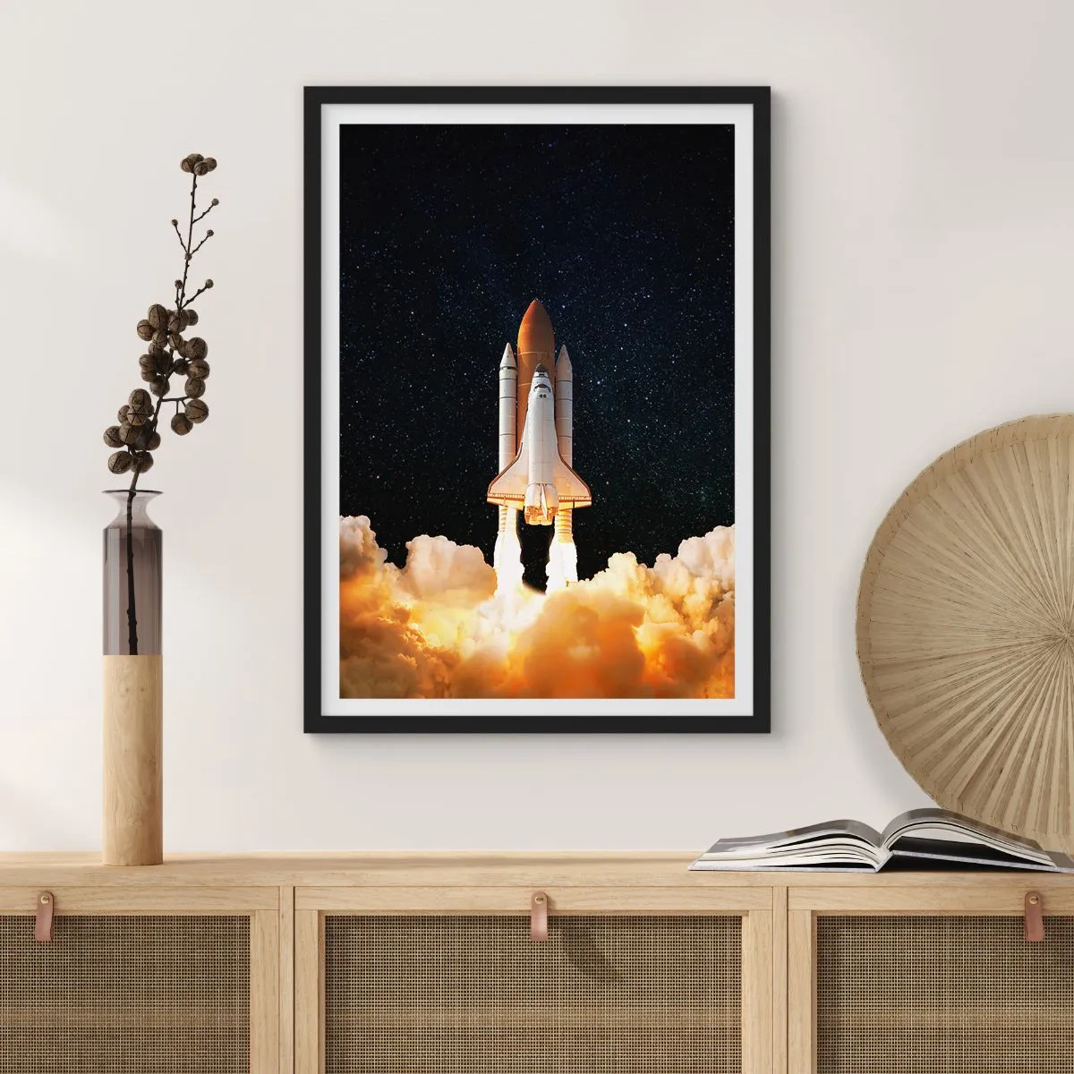 Poster in cornice nera - Uno space shuttle in decollo contro un cielo stellato - 50x70cm - Ad astra! - Decorazione murale moderna per soggiorno e camera da letto ARTTOR