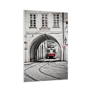 Quadro su vetro - Un tram bianco e nero in una strada storica della città - 70x100cm - Attraverso il labirinto cittadino - Decorazione murale moderna per soggiorno e camera da letto ARTTOR