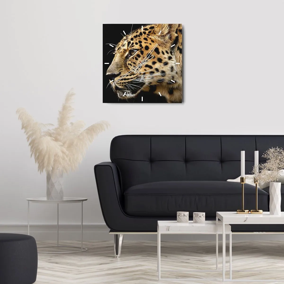 Orologio da parete - Orologio in Vetro - Primo piano della testa di un leopardo su uno sfondo nero - 30x30cm - Calmo, concentrato, pronto - Decorazione murale moderna per soggiorno e camera da letto ARTTOR