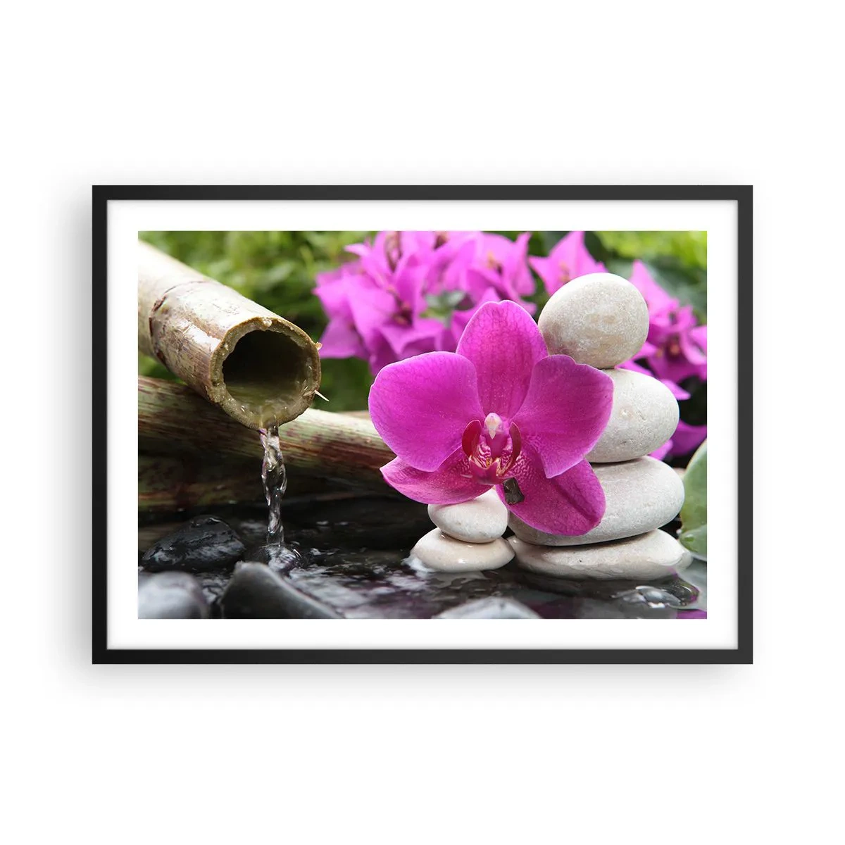 Poster in cornice nera - Orchidea viola, pietre e bambù con acqua in un ambiente rilassante - 70x50cm - E già ti riposi - Decorazione murale moderna per soggiorno e camera da letto ARTTOR