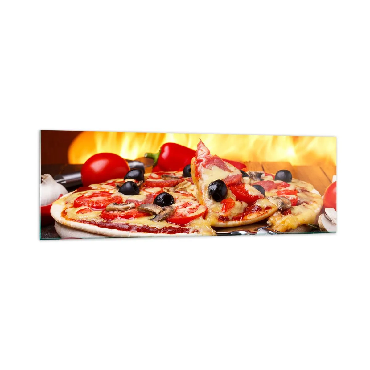 Quadro su vetro - Pizza con olive, pomodori e peperoni su sfondo di fiamme - 160x50cm - From Italy with love - Decorazione murale moderna per soggiorno e camera da letto ARTTOR