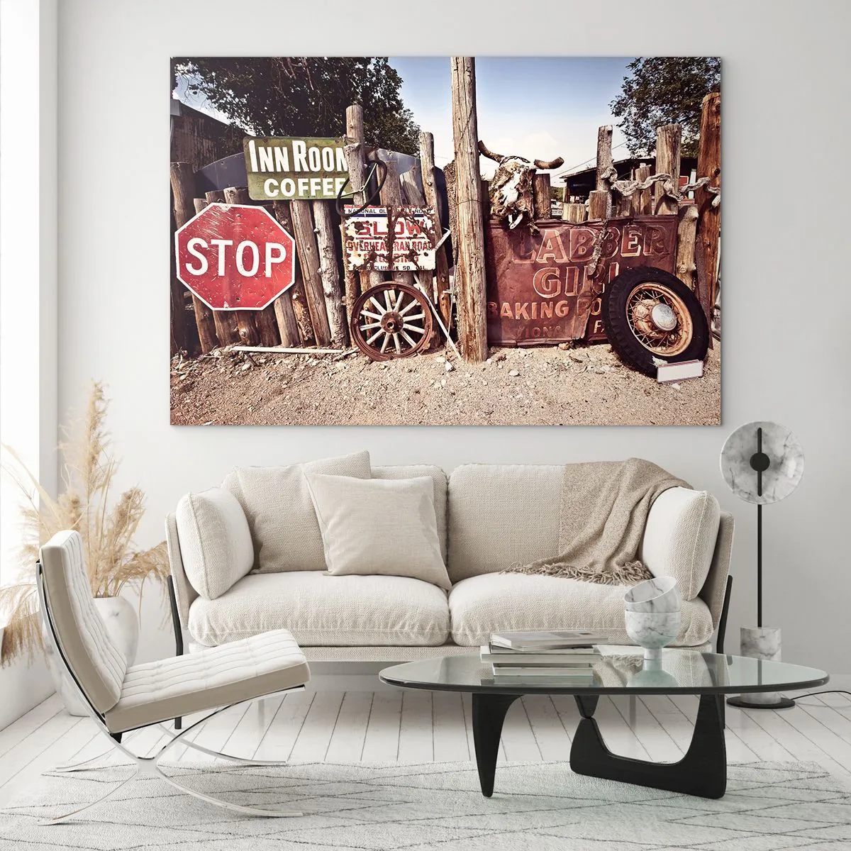 Quadro su vetro - Recinzione in legno con insegne e ruote d'epoca - 120x80cm - E il tempo si è fermato - Decorazione murale moderna per soggiorno e camera da letto ARTTOR