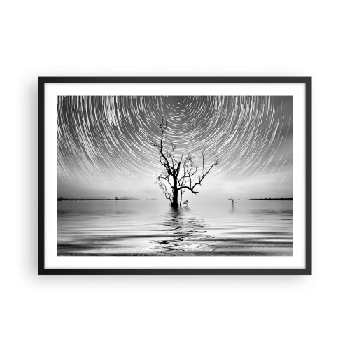 Poster in cornice nera - Un albero nell'acqua sotto un cielo notturno con stelle in movimento - 70x50cm - Sinfonia della natura - Decorazione murale moderna per soggiorno e camera da letto ARTTOR
