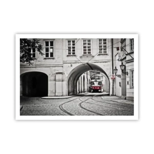 Poster - Un tram bianco e nero in una strada storica della città - 100x70cm - Attraverso il labirinto cittadino - Decorazione murale moderna per soggiorno e camera da letto ARTTOR