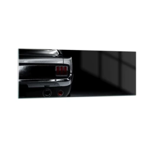 Quadro su vetro - Un'immagine in bianco e nero della parte posteriore di un'auto d'epoca su uno sfondo scuro. - 140x50cm - Il fascino del classico - Decorazione murale moderna per soggiorno e camera da letto ARTTOR