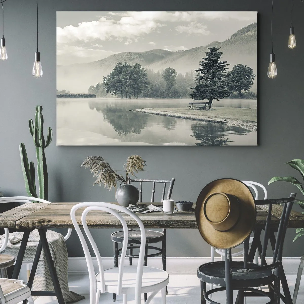 Quadro su tela - Stampe su Tela - Un pittoresco lago con una panchina e la nebbia sullo sfondo - 70x50cm - Il lago dorme ancora - Decorazione murale moderna per soggiorno e camera da letto ARTTOR
