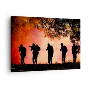 Quadro su tela - Stampe su Tela - Sagome di soldati nella foresta contro il cielo arancione - 70x50cm - …Tutti per uno. - Decorazione murale moderna per soggiorno e camera da letto ARTTOR