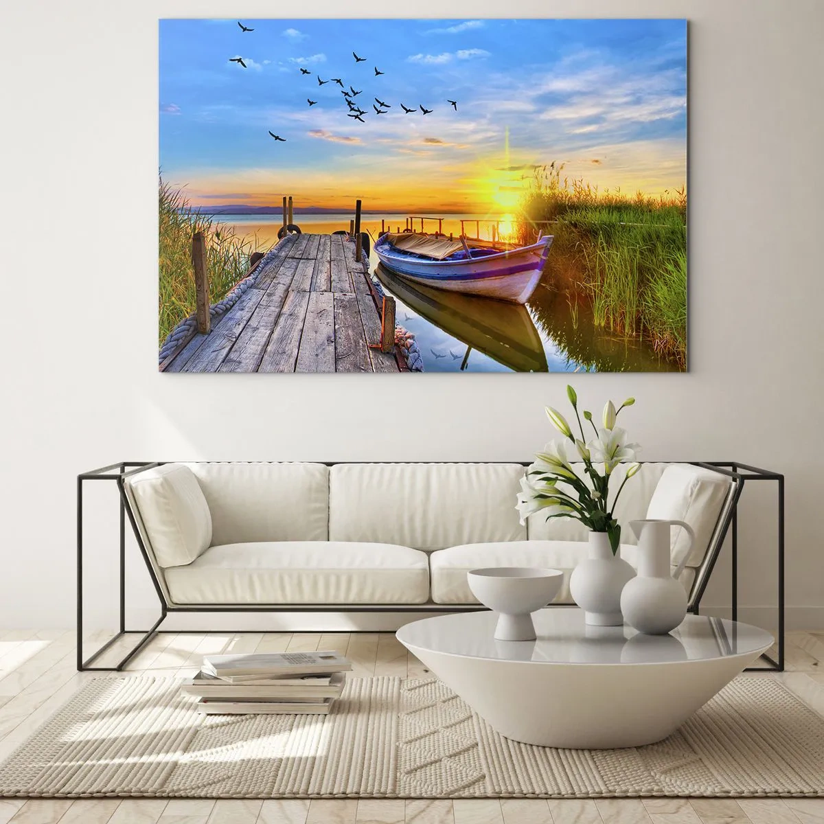 Quadro su vetro - Molo di legno su un lago con una barca all'alba - 70x50cm - A domani - Decorazione murale moderna per soggiorno e camera da letto ARTTOR
