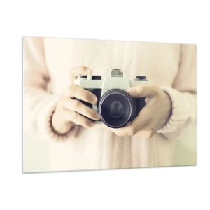 Quadro su vetro - Una persona che tiene in mano una macchina fotografica classica - 120x80cm - Per vedere meglio... - Decorazione murale moderna per soggiorno e camera da letto ARTTOR