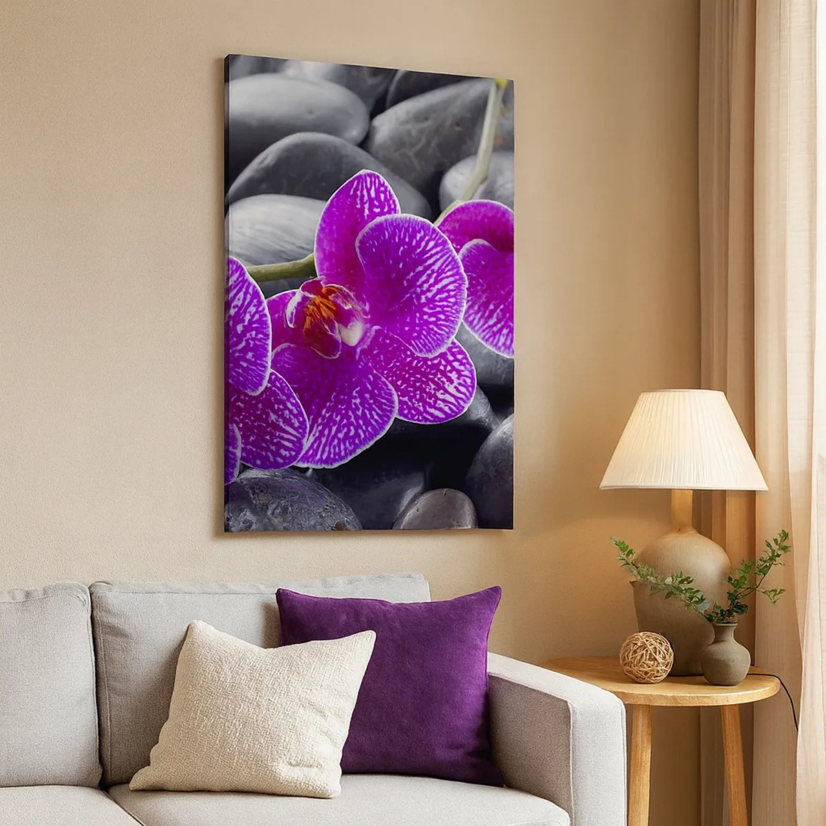 Quadro su tela - Stampe su Tela - Orchidee viola su uno sfondo di pietre nere - 50x70cm - Le pietre brillano di ammirazione - Decorazione murale moderna per soggiorno e camera da letto ARTTOR