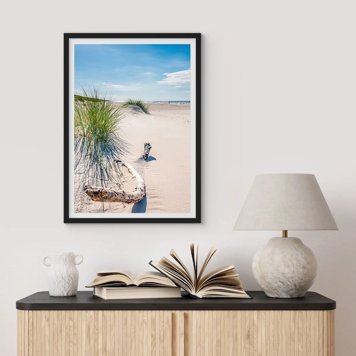 Poster in cornice nera - Spiaggia con dune, erba e rami alla luce del sole - 50x70cm - La più bella? Quella del baltico - Decorazione murale moderna per soggiorno e camera da letto ARTTOR