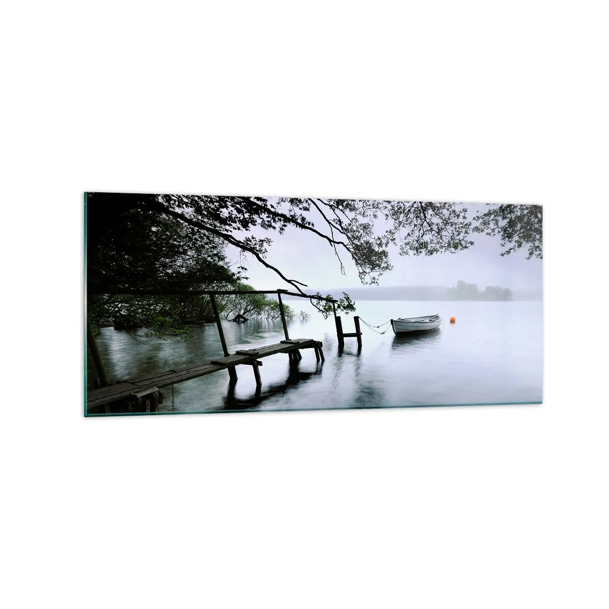 Quadro su vetro - Un molo sull'acqua con una barca sullo sfondo circondata da un paesaggio nebbioso - 120x50cm - E già ti riposi - Decorazione murale moderna per soggiorno e camera da letto ARTTOR