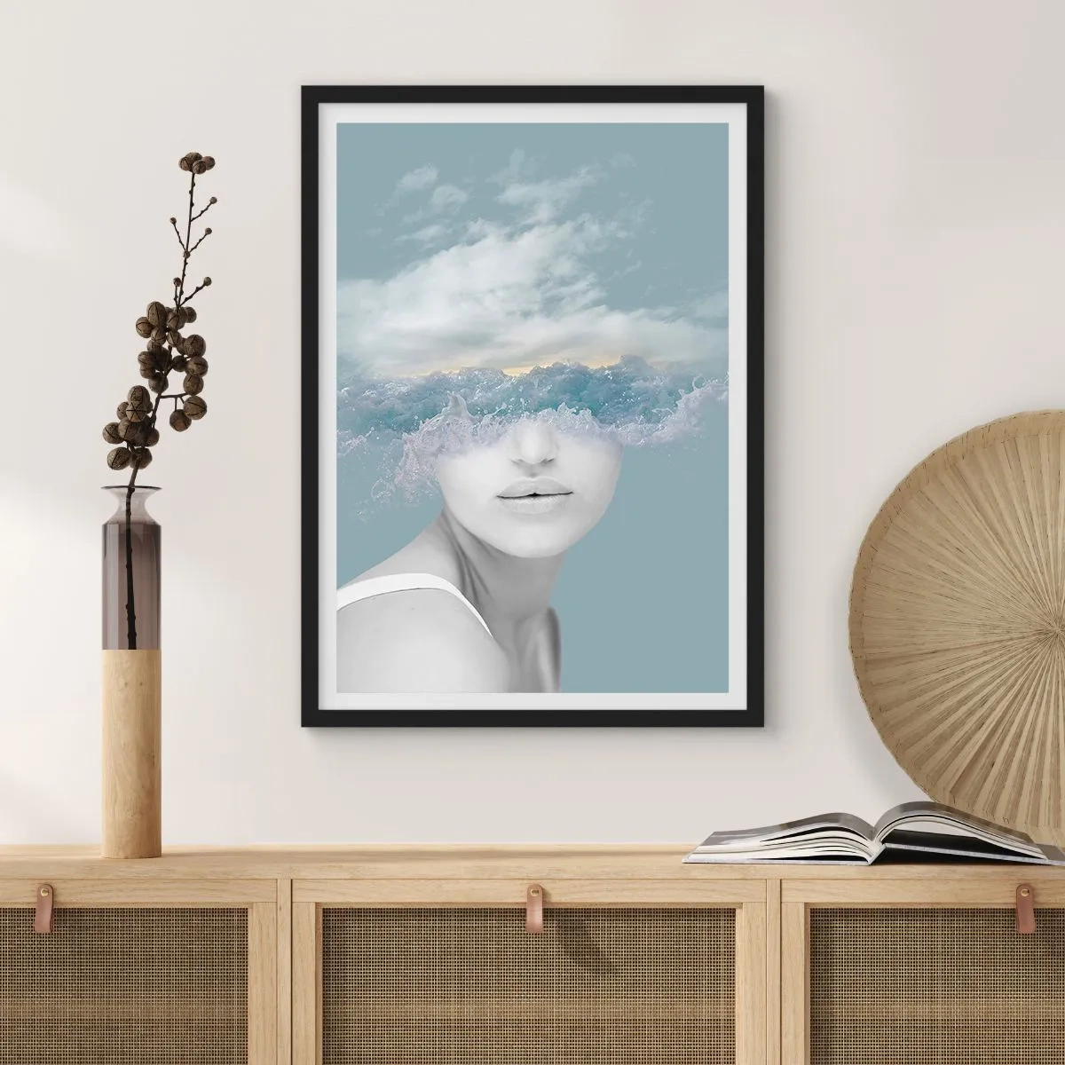 Poster in cornice nera - Una donna con le onde dell'oceano al posto degli occhi - 50x70cm - Con la testa tra le nuvole - Decorazione murale moderna per soggiorno e camera da letto ARTTOR