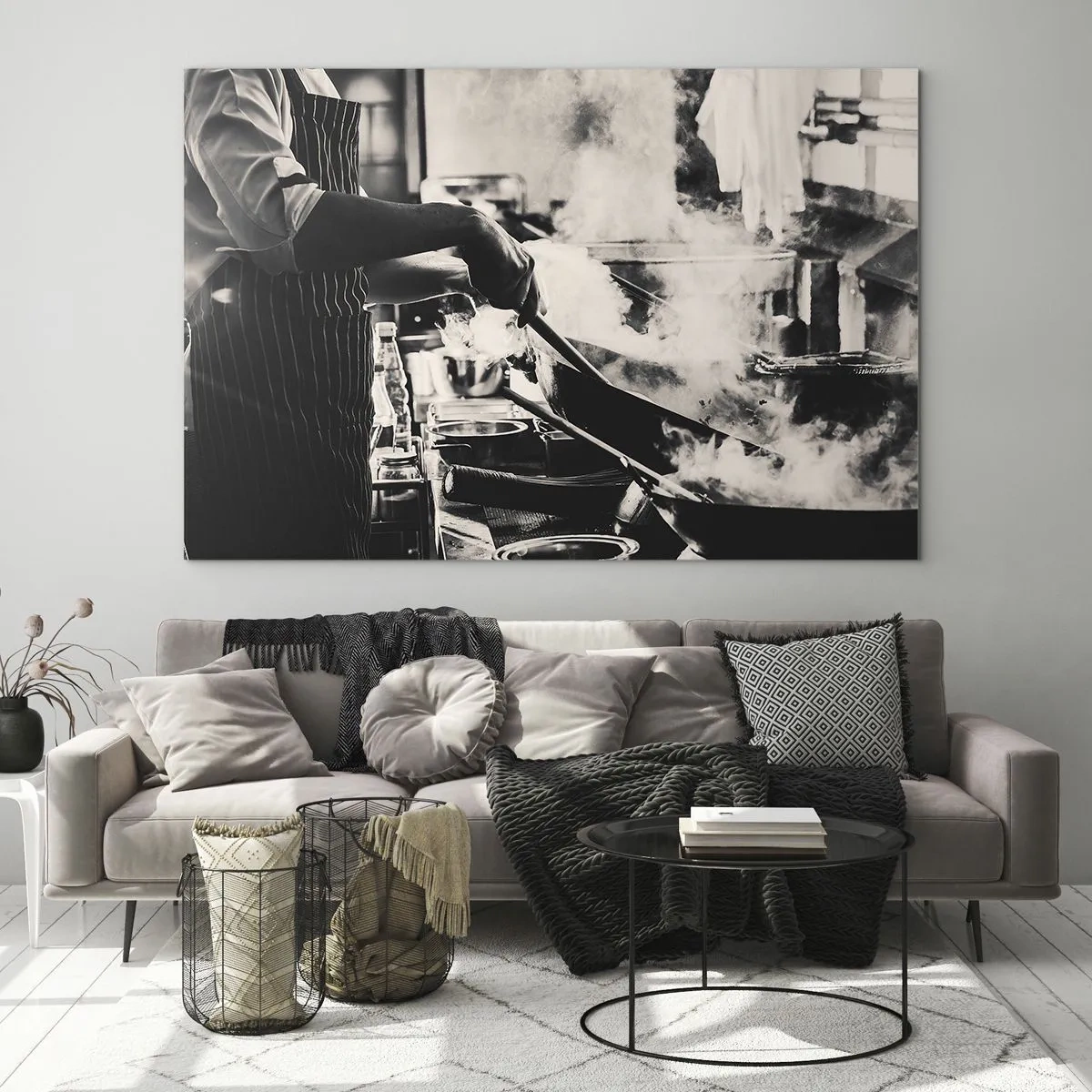 Quadro su vetro - Uno chef in azione con una padella in una cucina piena di vapore - 100x70cm - L'alchimia dei sapori - Decorazione murale moderna per soggiorno e camera da letto ARTTOR