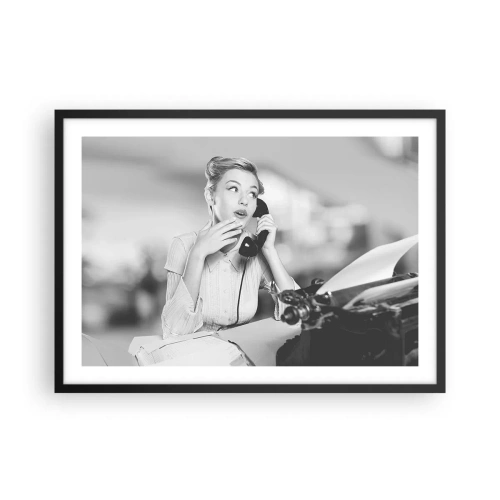 Poster in cornice nera - Una donna che parla al telefono davanti a una macchina da scrivere - 70x50cm - Salve, qui gli anni '50 - Decorazione murale moderna per soggiorno e camera da letto ARTTOR