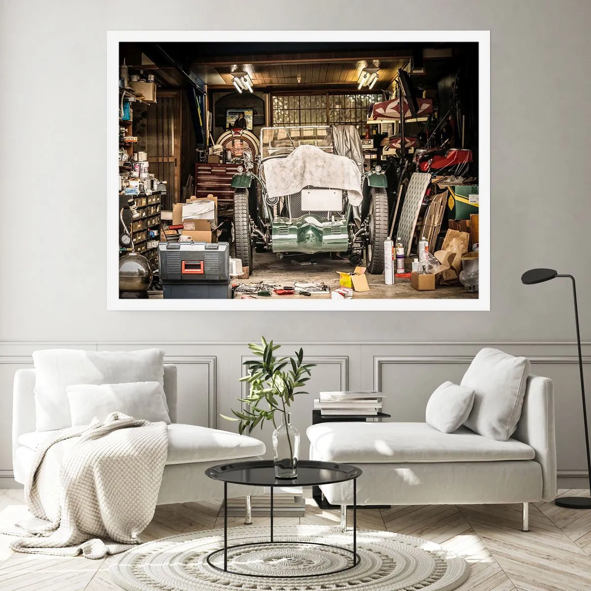 Poster - Una vecchia auto in un garage circondata da attrezzi e attrezzature - 100x70cm - Ritorno al passato - Decorazione murale moderna per soggiorno e camera da letto ARTTOR