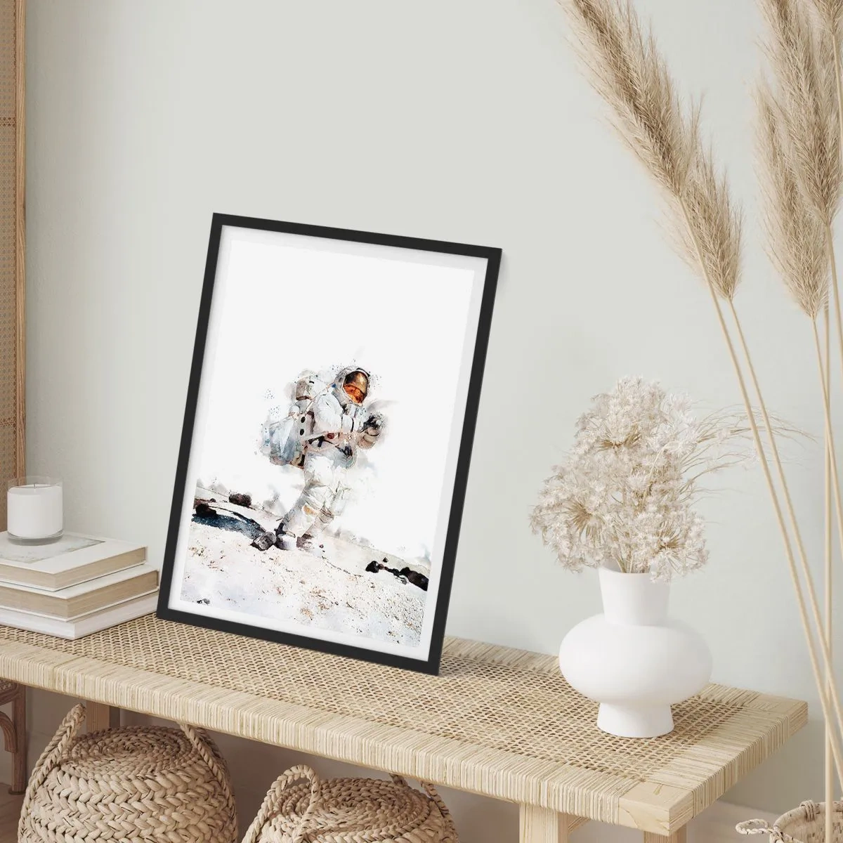 Poster in cornice nera - Un astronauta in tuta spaziale sulla superficie della luna - 50x70cm - L'inviato della Terra - Decorazione murale moderna per soggiorno e camera da letto ARTTOR