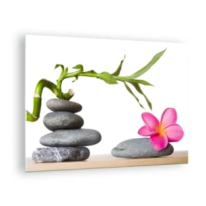 Quadro su vetro - Bambù, fiori rosa e pietre su sfondo bianco - 70x50cm - I colori della vita e dell'esistenza - Decorazione murale moderna per soggiorno e camera da letto ARTTOR