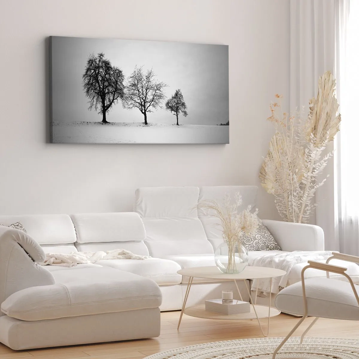 Quadro su tela - Stampe su Tela - Tre alberi in un campo innevato in stile monocromatico - 160x50cm - Cosa sognano? - Decorazione murale moderna per soggiorno e camera da letto ARTTOR