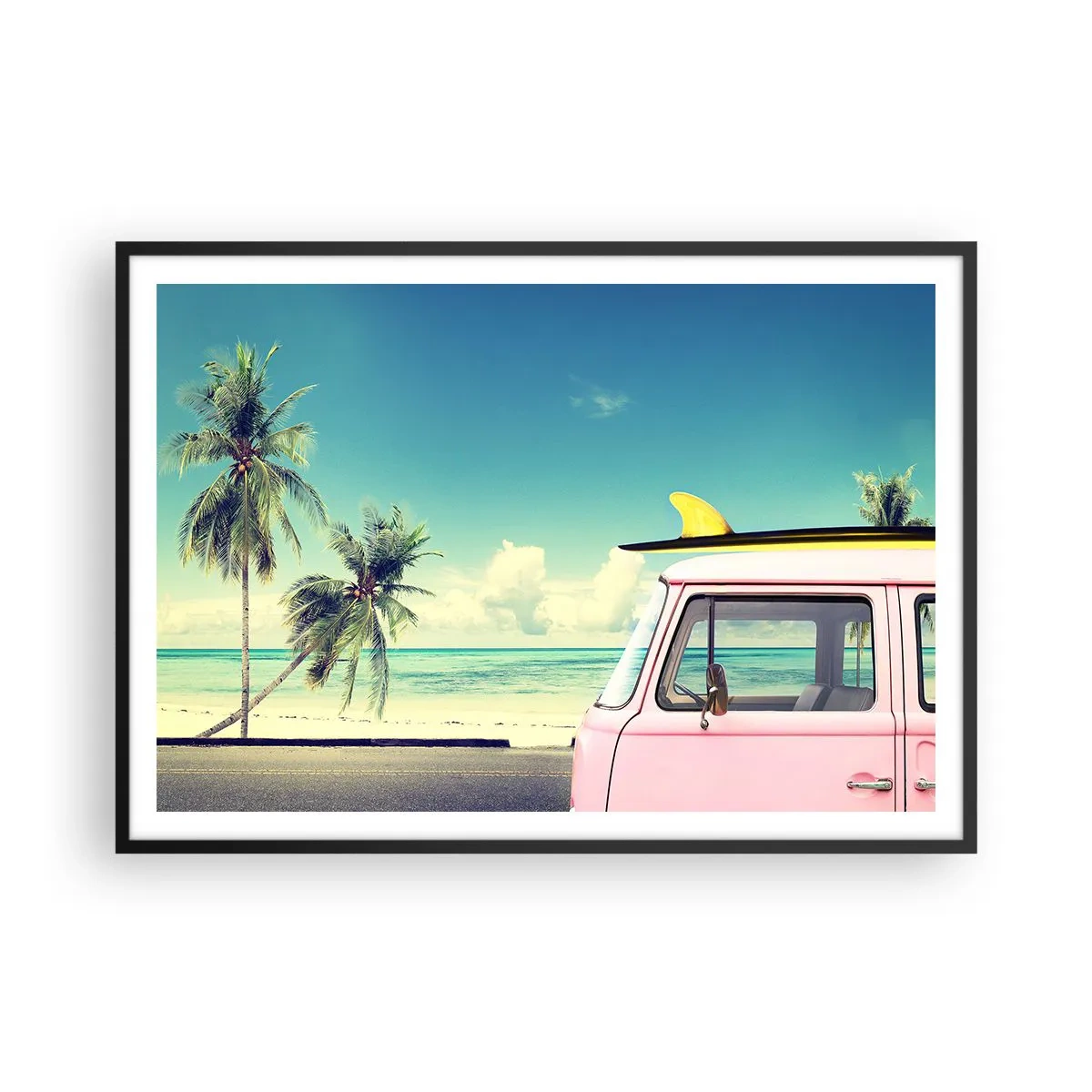 Poster in cornice nera - Un furgone rosa con una tavola da surf sullo sfondo di una spiaggia tropicale. - 100x70cm - Tempo di vacanze - Decorazione murale moderna per soggiorno e camera da letto ARTTOR