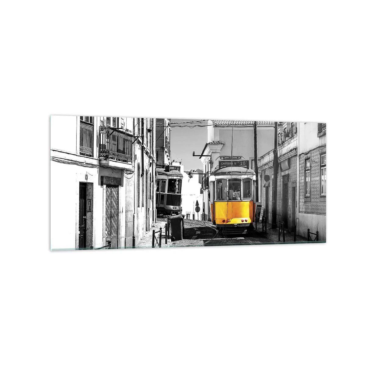 Quadro su vetro - Un tram giallo per le strade di Lisbona in un ambiente monocromatico - 120x50cm - Lo spirito di Lisbona - Decorazione murale moderna per soggiorno e camera da letto ARTTOR