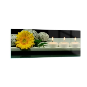 Quadro su vetro - Fiore giallo, candele e pietre sullo sfondo dell'acqua - 140x50cm - Il sollievo dei sensi - Decorazione murale moderna per soggiorno e camera da letto ARTTOR