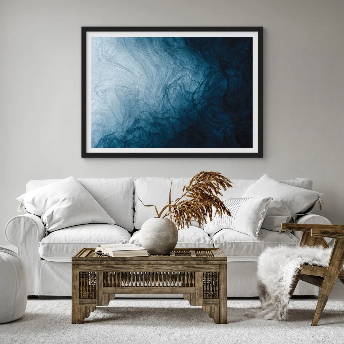 Poster in cornice nera - Una composizione astratta nei toni del blu e del blu navy. - 100x70cm - Arrivando in profondità - Decorazione murale moderna per soggiorno e camera da letto ARTTOR