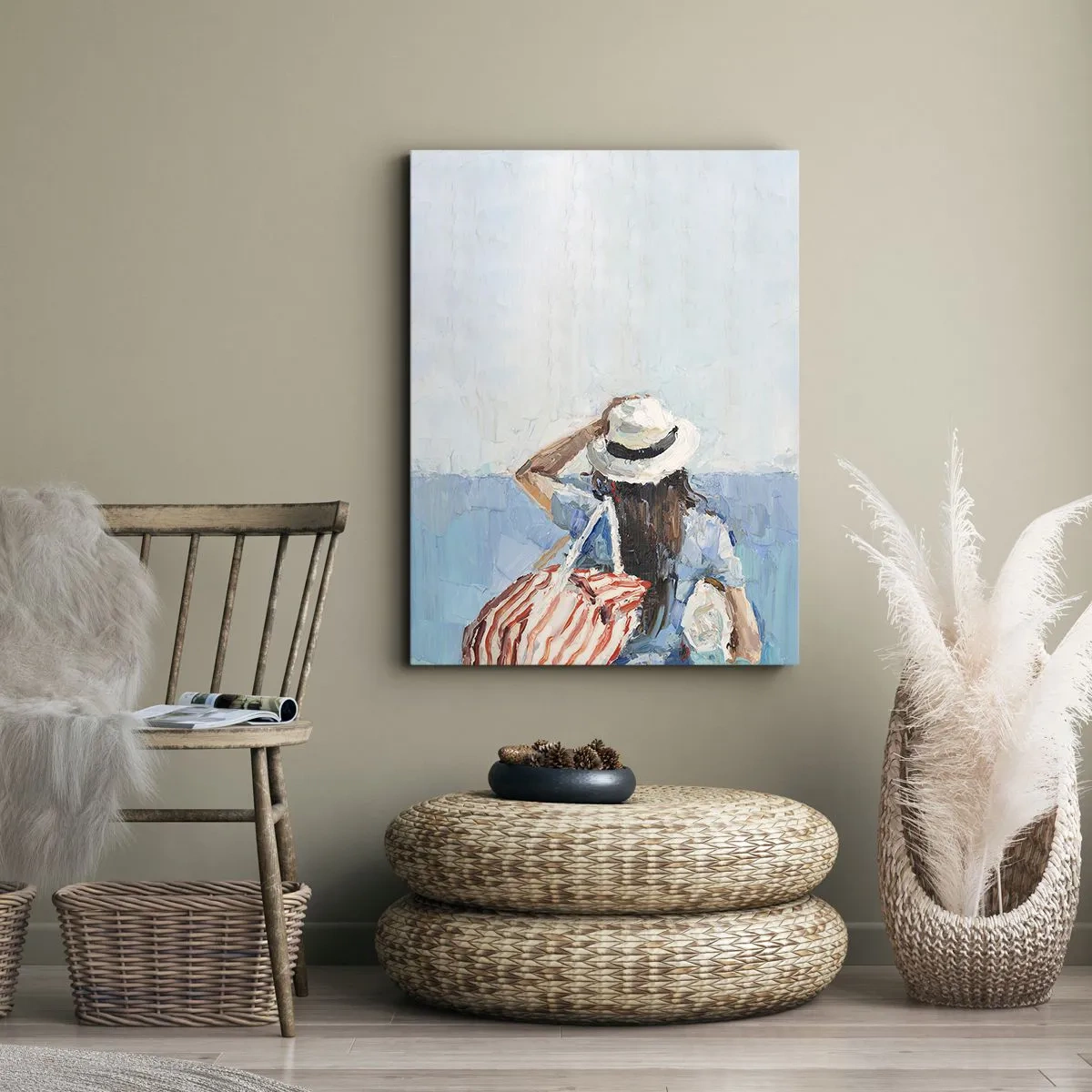 Quadro su tela - Stampe su Tela - Una donna con un cappello contro il mare blu - 50x70cm - Benvenuti in vacanza - Decorazione murale moderna per soggiorno e camera da letto ARTTOR